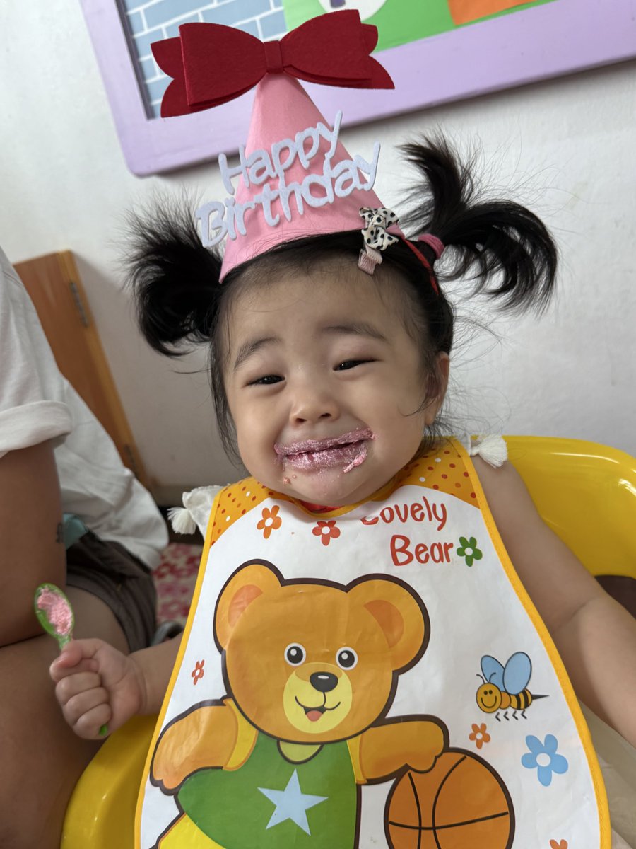 人生初めてのケーキでこの表情は予想外だったWWWWWWWW