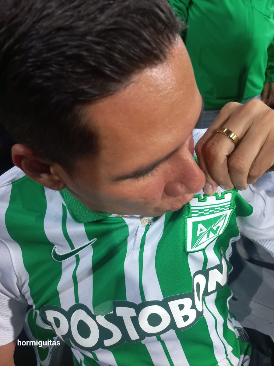 handrezgomez's tweet photo. Seguro no me dejarán volver a ingresar al estadio por besar el escudo del más grande @nacionaloficial y seguro nos van a sancionar por humillar a Santa fe. #contratodoycontratodos https://t.co/PHwq7fWPnZ