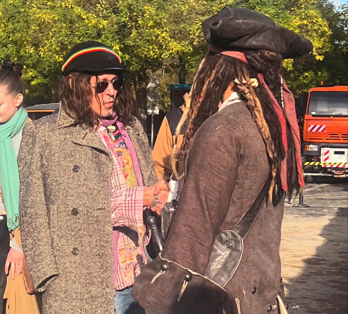 Johnny and Riccardo on the set of #Modi❤️
#JohnnyDepp #RiccardoScamarcio
(📸: Benedetta Porcaroli)