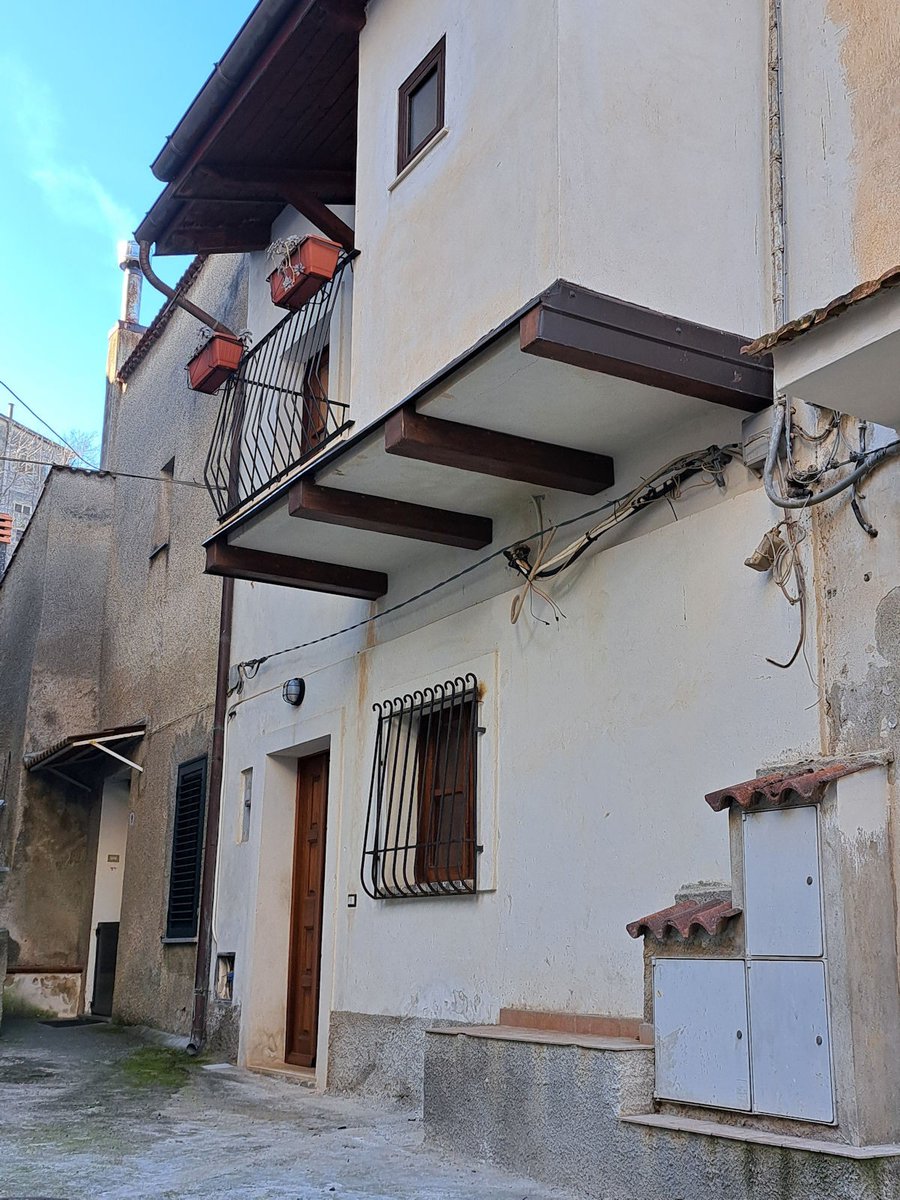 italianhouses's tweet image. italianhousesforsale.com/property-in-it…
Ideal lock and leave renovated 2-storey townhouse in the beautiful town of #Castiglione just above the town of #Falerna, a short walk from Falerna Marina nestled along the #Tyrrhenian Sea. €67,000
#italy #property #calabria #catanzaro #luxury #luxuryhomes