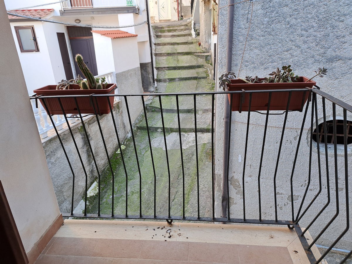 italianhouses's tweet image. italianhousesforsale.com/property-in-it…
Ideal lock and leave renovated 2-storey townhouse in the beautiful town of #Castiglione just above the town of #Falerna, a short walk from Falerna Marina nestled along the #Tyrrhenian Sea. €67,000
#italy #property #calabria #catanzaro #luxury #luxuryhomes
