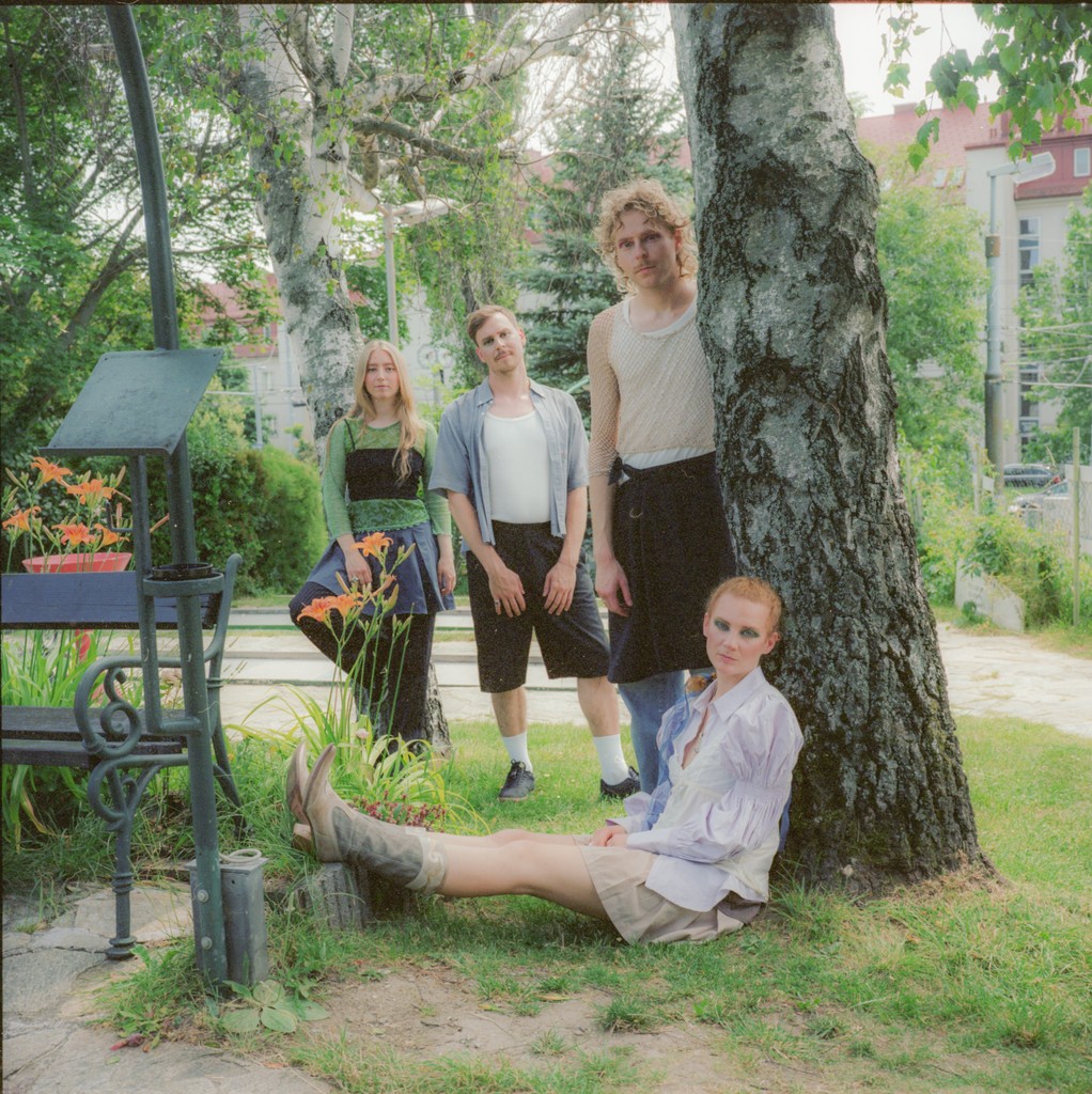 MagazineStill's tweet image. Discover how Vienna's GARDENS crafted their debut album Flaws and what it means to share their personal stories with the world.

Read the full Q+A below🎙️

stilllisteningmagazine.com/start-listenin…

#GARDENS #indie #vienna