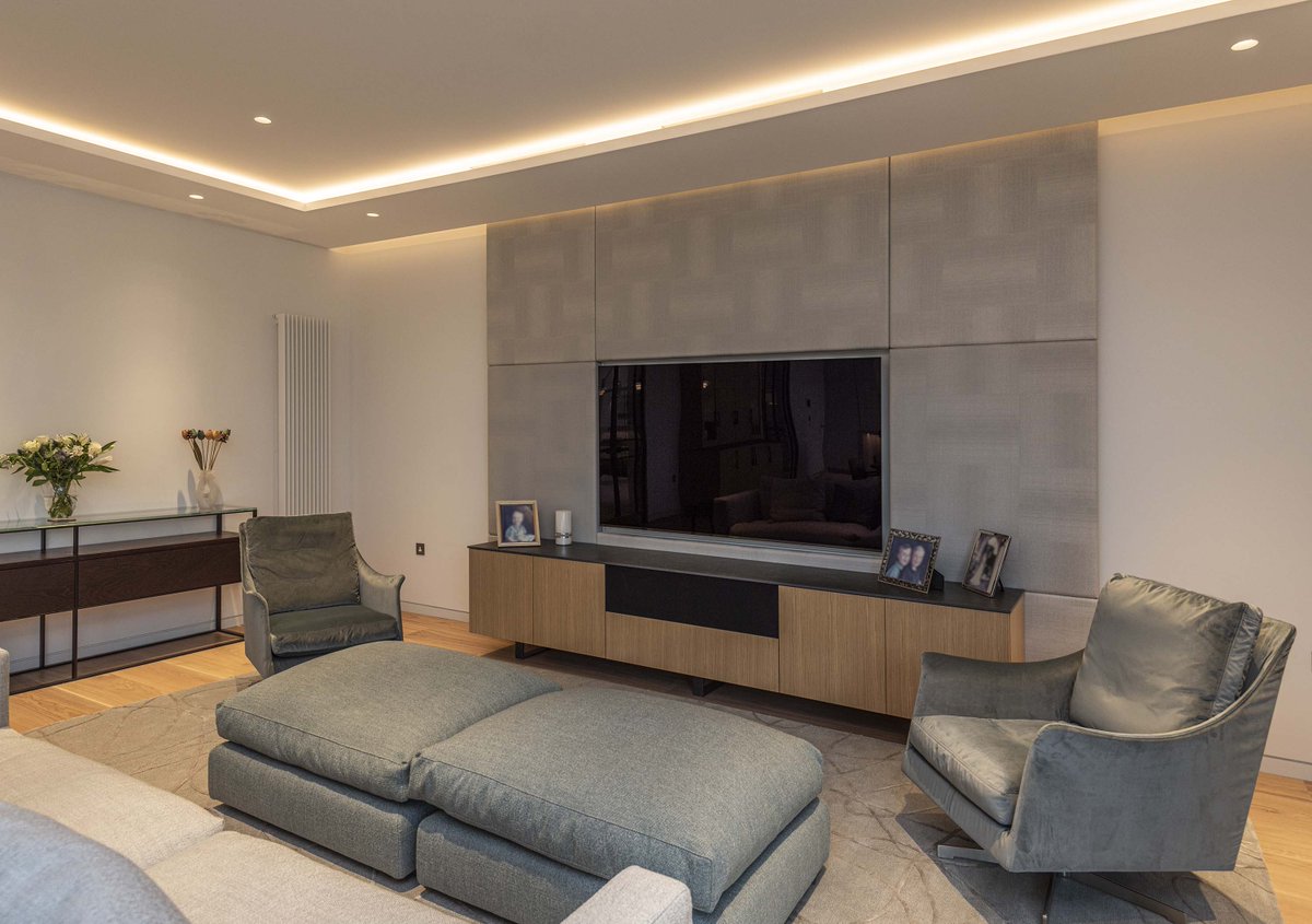 Project 6826 – Oak media unit with integrated sound bar behind acoustic cloth.

#chamberfurniture #bespokefurniture #bespokefurnituredesign #bespokefurnituredesigners #furnituredesigners #furnituremakers #bespokelivingroom #livingroomfurniture #tvunit #bespoketvunit