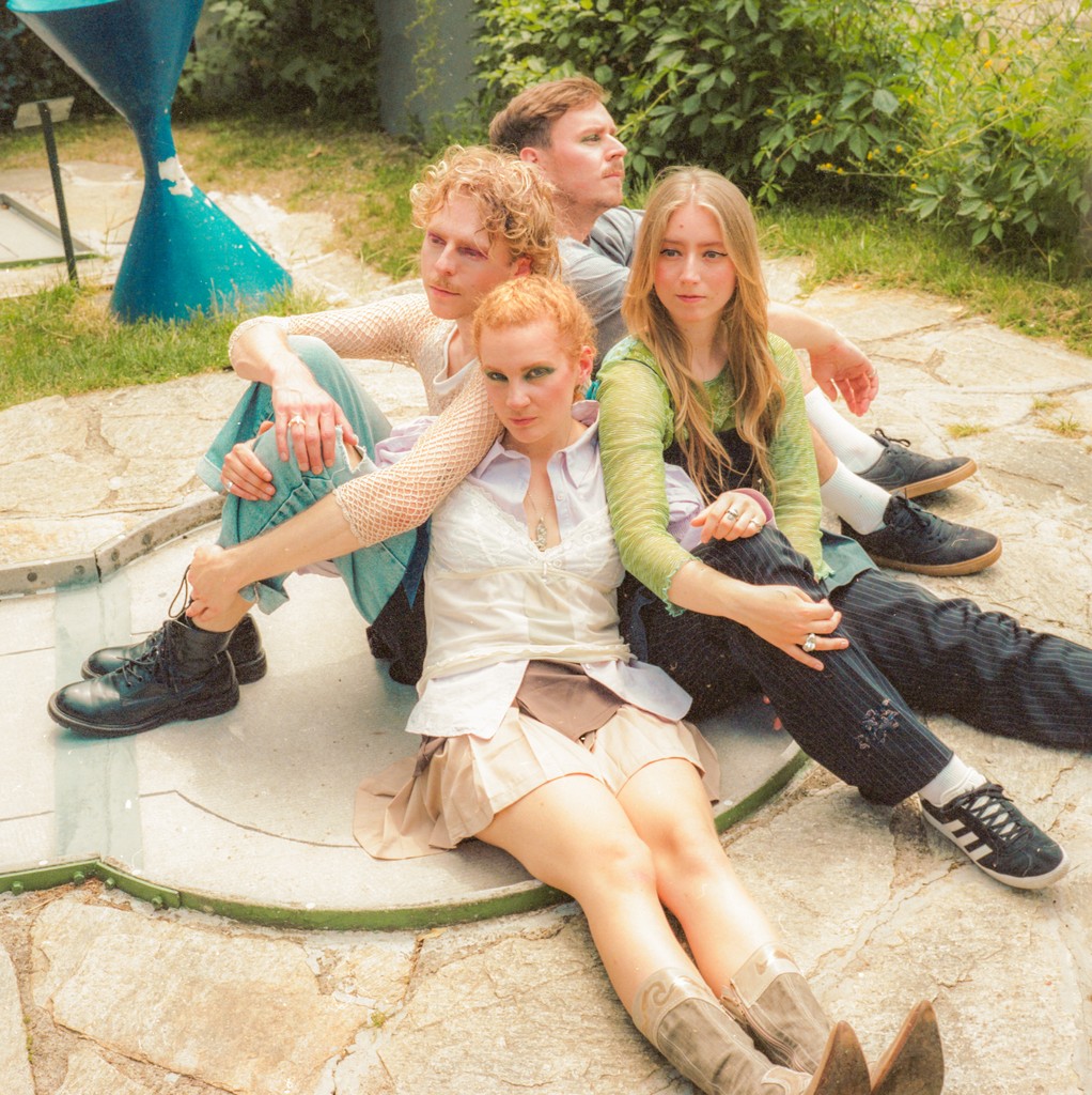 MagazineStill's tweet image. Discover how Vienna's GARDENS crafted their debut album Flaws and what it means to share their personal stories with the world.

Read the full Q+A below🎙️

stilllisteningmagazine.com/start-listenin…

#GARDENS #indie #vienna