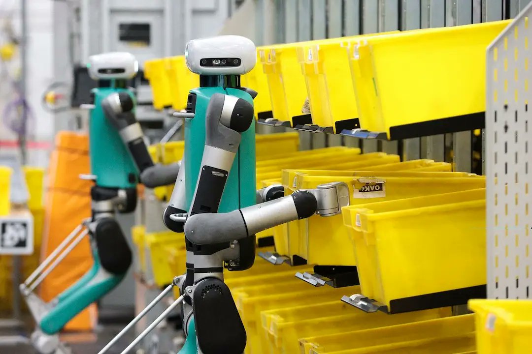 Les robots d'Amazon ont du mal à suivre les travailleurs humains

Amazon utilise plus de 750 000 robots dans ses entrepôts, mais malgré leur efficacité, ils ont du mal à effectuer des tâches simples que les humains peuvent faire facilement. Les robots sont capables de trier, de