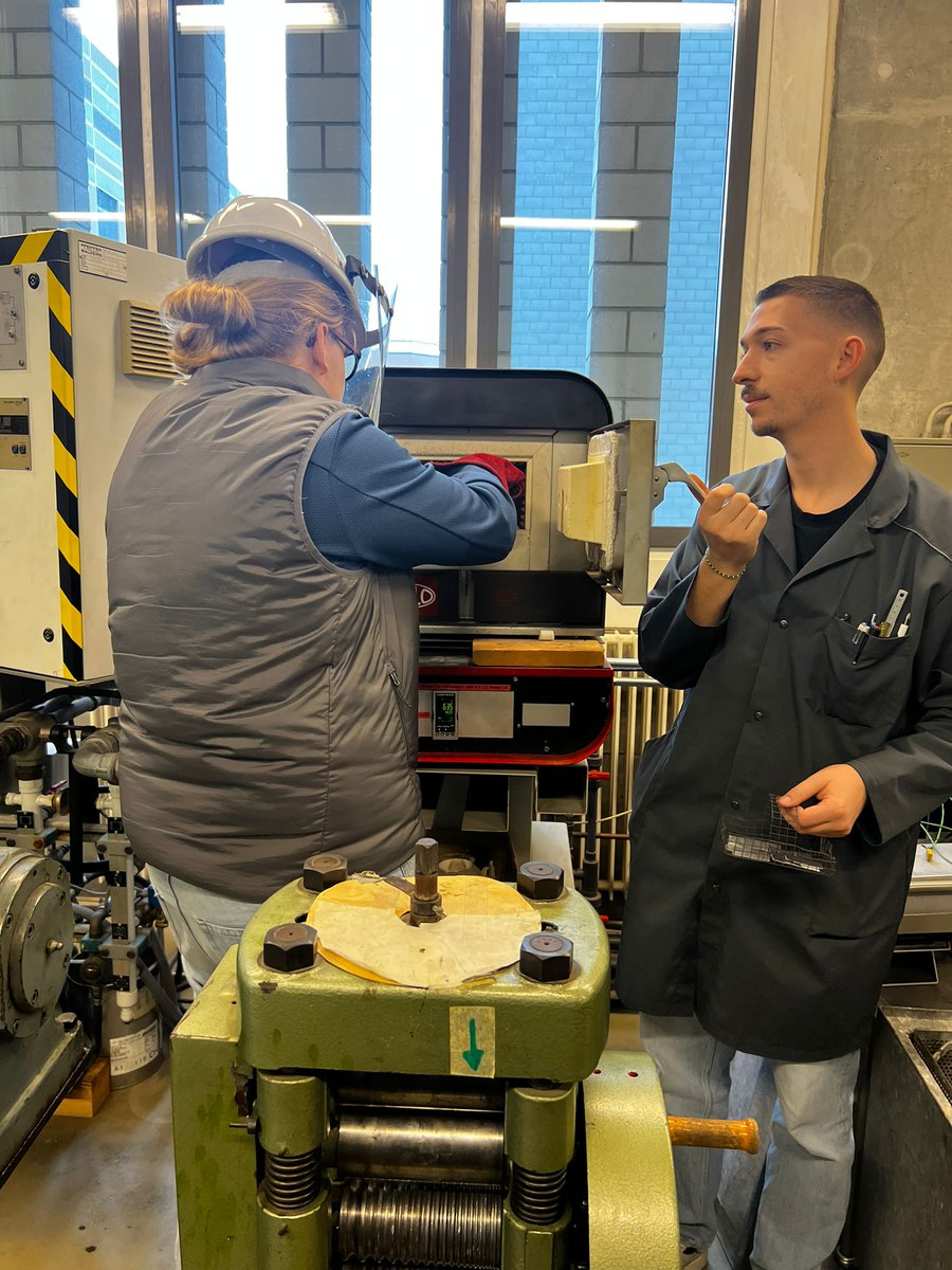 Materials_EPFL's tweet image. As part of the Information Days, we welcomed today high school students in the labs of @Materials_EPFL. Unbreakable glass, numerical simulation of materials, metallurgy, superconductivity... they got a glimpse of the variety of research in Materials Science & Engineering at @EPFL