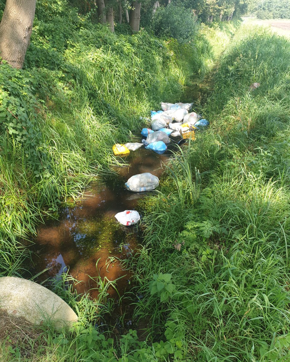 𝗔𝗳𝘃𝗮𝗹𝗱𝘂𝗺𝗽𝗲𝗿 𝗛𝗲𝗲𝘀𝗰𝗵 𝗻𝗮 𝗼𝗻𝗱𝗲𝗿𝘇𝗼𝗲𝗸 𝗴𝗲𝘃𝗼𝗻𝗱𝗲𝗻🔎
Na onderzoek heeft SSiB de dader (29) van de dumping van afval aan de Jonkerstraat in Heesch gevonden. De dader heeft een proces-verbaal gekregen en moet de opruimkosten betalen.