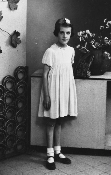 21 November 1929 | A Polish Jewish girl, Sara Brukner, was born in Warsaw. She emigrated to France.

She arrived at #Auschwitz on 19 August 1942 in a transport of 997 Jews deported from Drancy. She was among 897 of them murdered in gas chambers after the selection.
