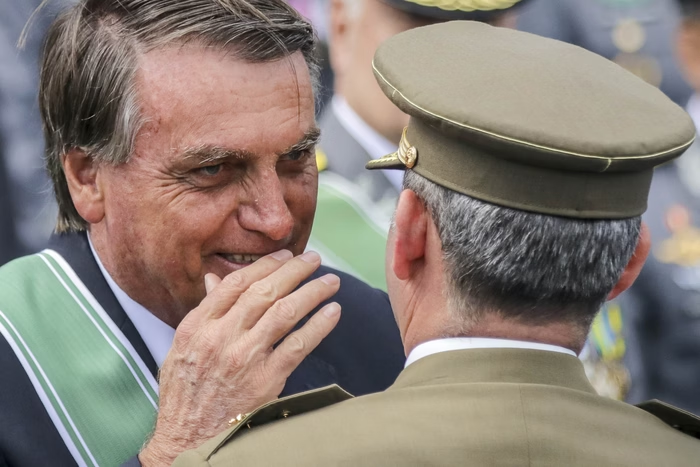 Metropoles's tweet photo. ↗️  Bolsonaro negou pedido de general para botar ministro a favor de golpe

General pediu a Bolsonaro que mudasse o ministro da Defesa, na tentativa de viabilizar um golpe de Estado; veja mensagens em posse da PF

Leia na coluna de @PauloCappelli_: https://t.co/MazhFDaBrF https://t.co/gDAxI2pkXt