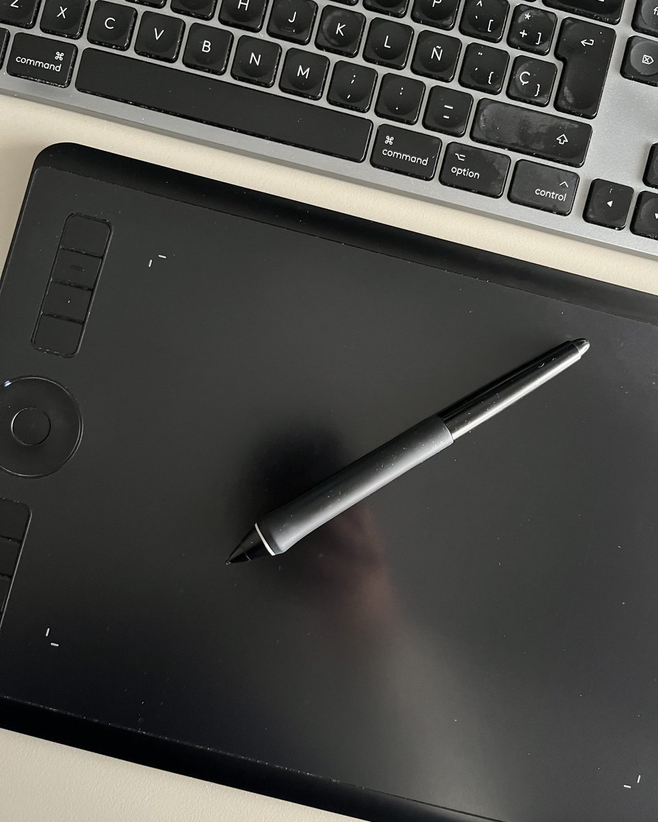 ¿Ya revisas las puntas de tu tablet? Porque es importante si quieres trabajar bien, sin dañarla y sobre todo, para que funcione como es debido.
Tanto si está desgastada, un poco plana o deformada, ¡¡¡TIENES QUE CAMBIARLA!!!
