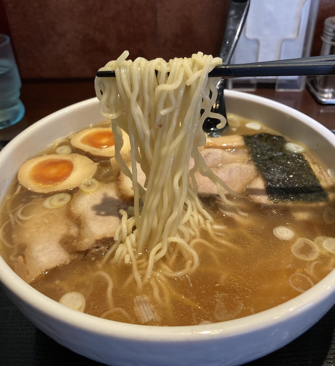 takumaru55555's tweet photo. 中華蕎麦 金魚@北浦和
チャーシューメン 大盛　煮玉子

チャーシュー🍜は何気に初🔰
中華蕎麦とは異なる肉厚で柔らかい豚バラ🥩も入っていてめちゃ旨🤤
今日のスープはいつも程の熱々ではなかったせいか煮干の旨味を��り感じる👍

大量スープも危うく完飲しそうに🤣
ご馳走さまでした〜🙏💯💯✨ https://t.co/TpP9pT4BBB