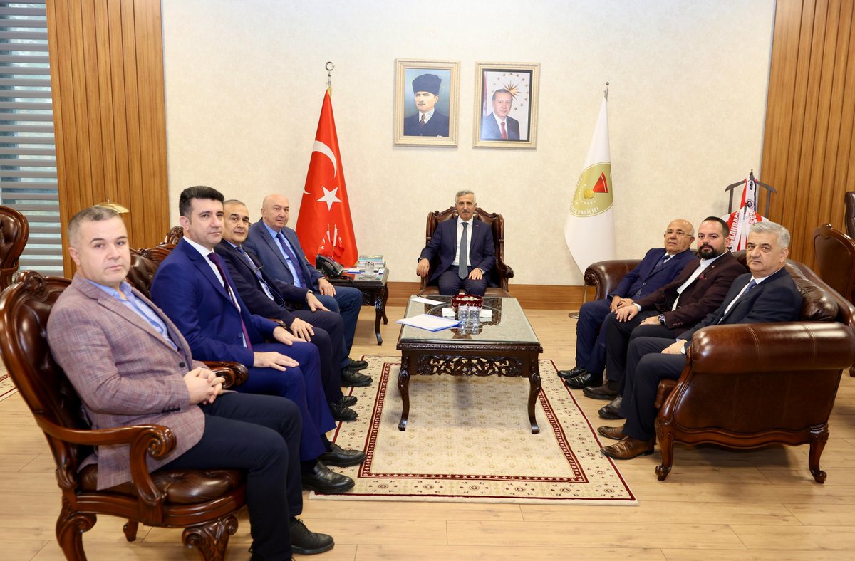 TCkahramanmaras's tweet photo. Valimiz Mükerrem Ünlüer, makam ziyaretleri kapsamında;

🔹 KSÜ Rektörü Prof.Dr. Alptekin Yasım ve beraberindeki heyet

🔹 Lütuf Mensucat Yönetim Kurulu Başkanı Eshabil Tanrıverdi, yönetim kurulu üyeleri Ertuğrul Tanrıverdi ve Ahmet Serkan Tanrıverdi

🔹 KSÜ Rektör Yardımcısı Orhan Doğan, Doç.Dr. Selim Somuncu ve Doç.Dr. Elif Karagöz

🔹 Kalekaya Mahallesi Muhtarı Hasan Biricik’i makamında kabul etti.