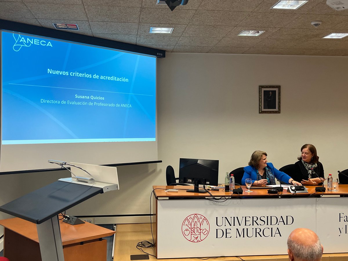 La profesora Alfonsa García, vicerrectora de <a href="/UMU/">Universidad Murcia</a> presenta a Susana Quicios, directora de evaluación de profesorado de ANECA en las jornadas de <a href="/ATIC__/">ATIC</a>