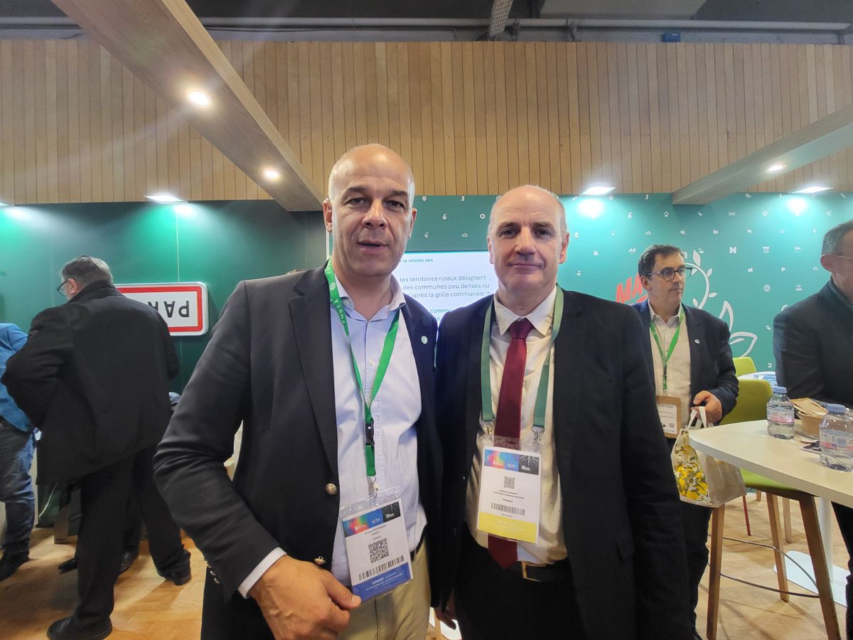 #SMCL2024 : échange sans filtre entre le président <a href="/FNSEA/">La FNSEA</a> &amp; le président <a href="/Energie_Mayenne/">Territoire d'Énergie Mayenne 💡</a> autour de la production d'énergie &amp; de la décarbonation des exploitations agricoles. <a href="/RichardCHAMARET/">Richard CHAMARET</a> précise son soutien aux agriculteurs en cette période incertaine face au Mercosur