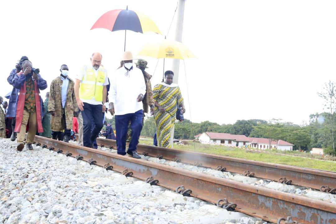 President <a href="/KagutaMuseveni/">Yoweri K Museveni</a> has officially launched the construction of the 272km Standard Gauge Railway (SGR) from Malaba to Kampala. The project, which includes the railway line and all associated infrastructure, is set to be completed within 48 months. 

📸 📸:  By VPPU