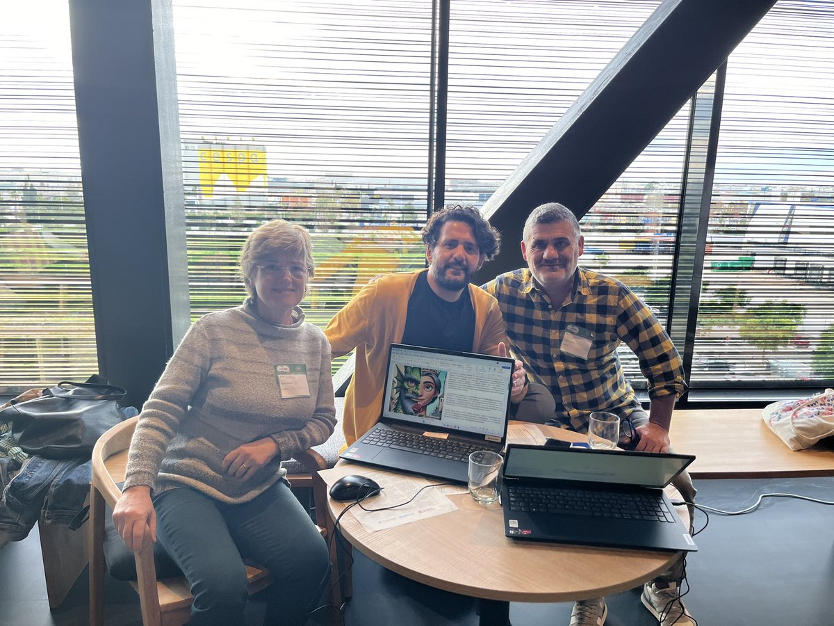 angelsricart's tweet photo. Professors @LopezVicuBCN hem participat en l’esdeveniment Maker Fest @futura_fp Hackató per a docents disruptius. Gràcies Lluis per compartit amb nosaltres https://t.co/5LRTT57K5j