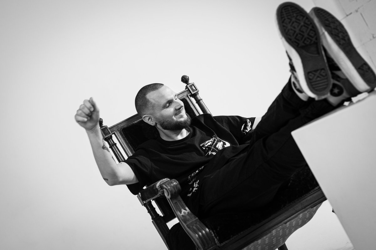 Šovakar būšu <a href="/RadioPieci/">Radio Pieci</a> tiešraidē, ciemos pie Wiesuļa, “REPortāžā”, sarunu sāksim ap plkst. 19.30.

Nesen pabiju arī raidījumā “Kas ir zem teksta?”, kur pastāstīju par “Upi”, vairākiem vecākiem skaņdarbiem un kas slēpjas to rindās; te ir raidījuma ieraksts: