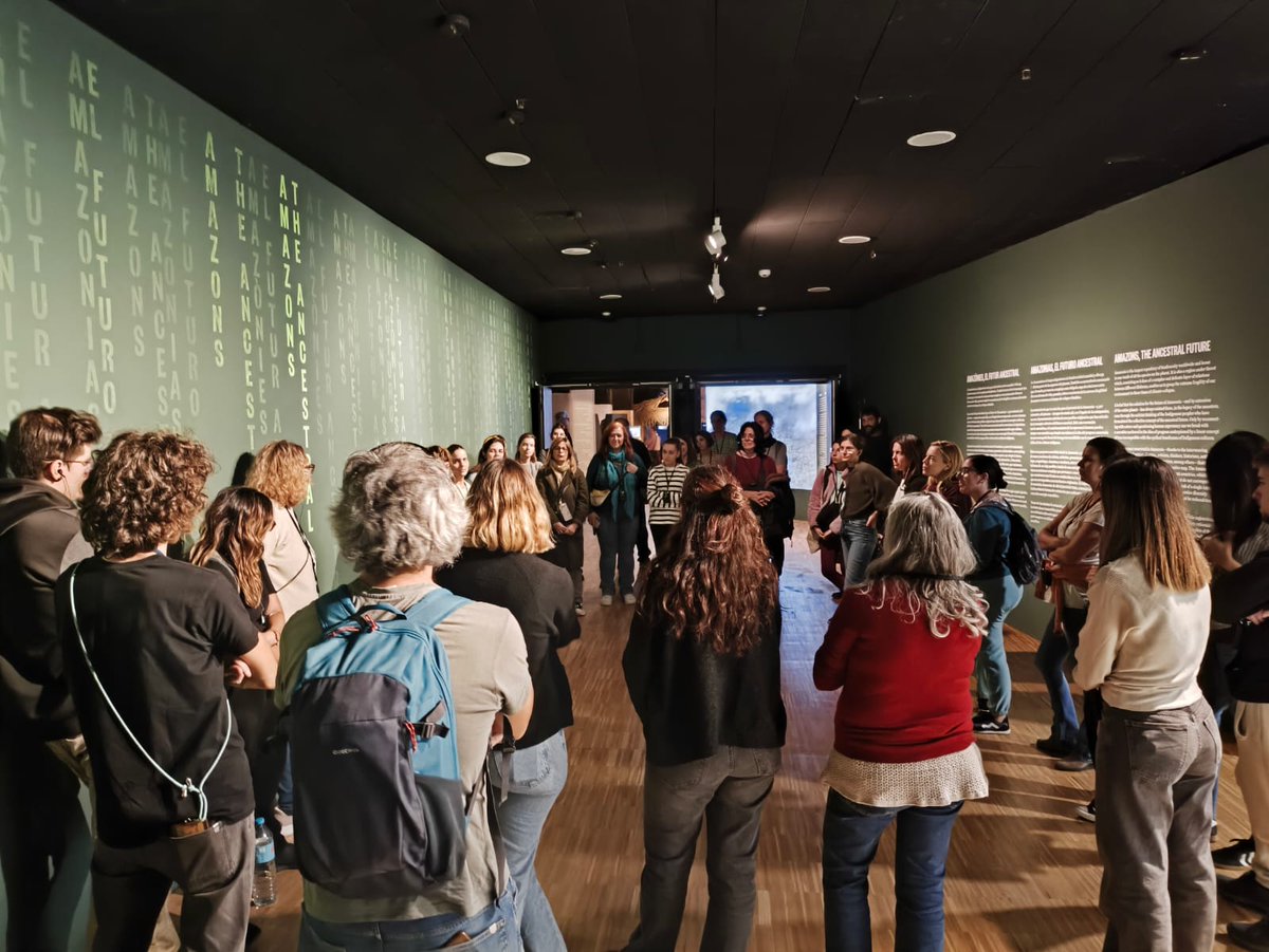 Ahir, jornada intensa del #12cciencia al <a href="/cececebe/">CCCB</a>. 
Els docents van fer una visita guiada a l’exposició “Amazònies. El futur ancestral”. #AmazoniesCCCB
Després, la doctora <a href="/GeninaCalafell/">Genina Calafell </a>, va acompanyar els mestres en el disseny i desenvolupament d’una investigació científica.
