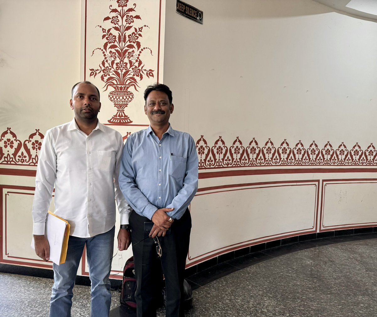 TabrezKhan21's tweet photo. जयपुर में राजस्थान सरकार के पर्यटन विभाग के पीआर वरिष्ठ साथी अनुराग रायज़ादा के साथ पर्यटन भवन में। साथ में हैं मित्र, लोकल साथी डॉ. विजय शुक्ल। 

#jaipur #rajasthantourism https://t.co/7cgFIoQCl0