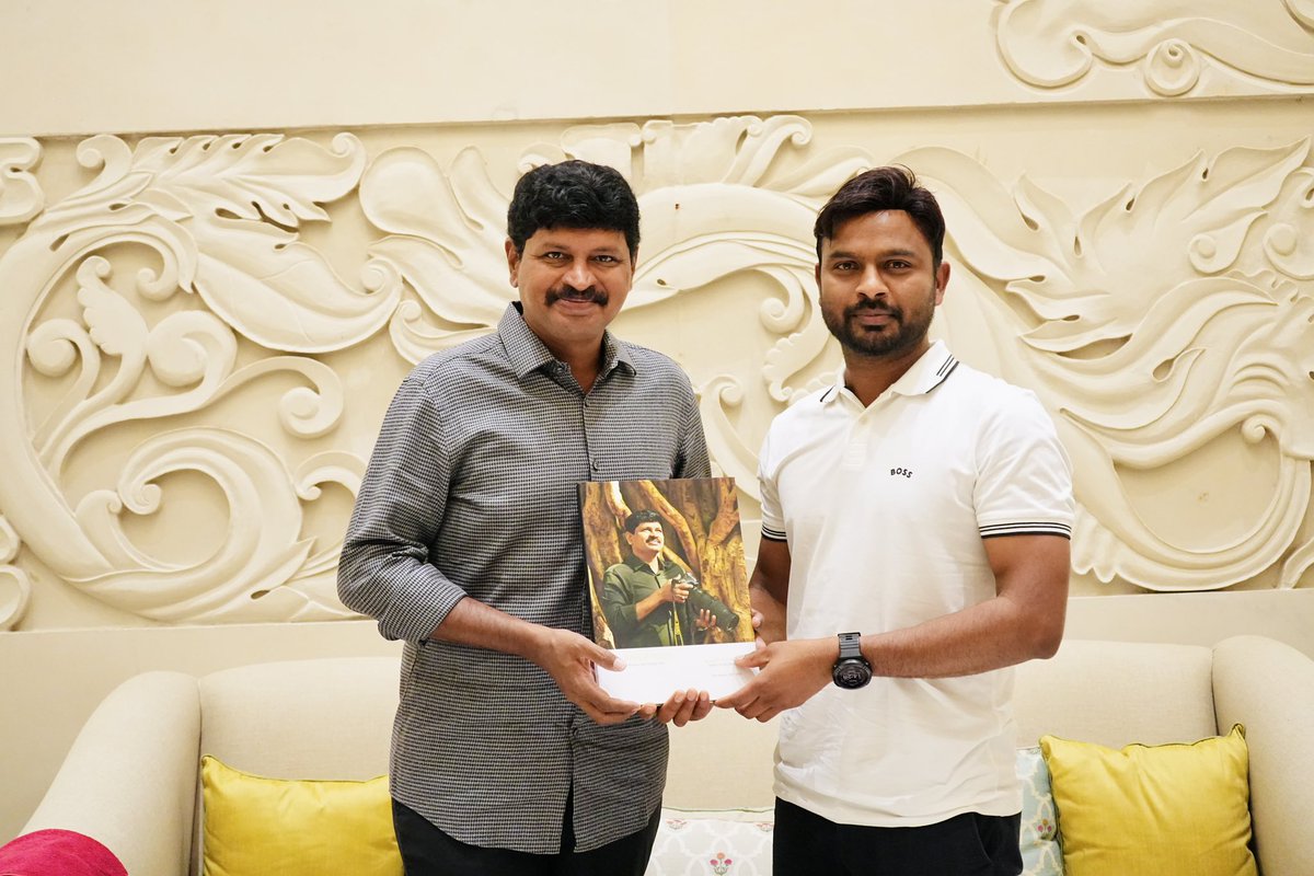 MallaBeeram's tweet photo. Grateful to have received Wings of Passion  , Haritha Haasam from ex-MP Santosh Kumar Garu. Feeling truly blessed and inspired by his vision and efforts toward a better tomorrow through Green India🌿✨ #Gratitude #WingsofPassion #SantoshKumarGaru #Inspiration https://t.co/10YjCobFiD