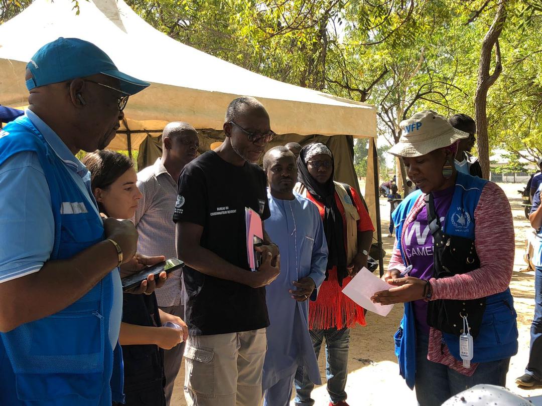 WFP_Cameroon's tweet photo. #Cameroon🇨🇲 

The Resident Coordinator of @UN_Cameroon  @IssaSanogoUN visited flood-affected communities in #FarNorth Region.

At Maga site, @WFP highlighted its flood response reaching 9️⃣0️⃣,0️⃣0️⃣0️⃣+ people with 6️⃣5️⃣0️⃣+ million XAF.

#SavingLives
#ChangingLives https://t.co/XJQivh46RG
