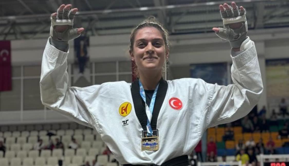 Bosna Hersek'te düzenlenen U-21 Avrupa Ümitler Taekwondo Şampiyonasında #AltınMadalyanın sahibi Zehra Begüm Kavukçuoğlu oldu. Kendisini tebrik eder, milli takım kariyerinde başarılar dileriz.
#Taekwondo #tekvando #millitakım