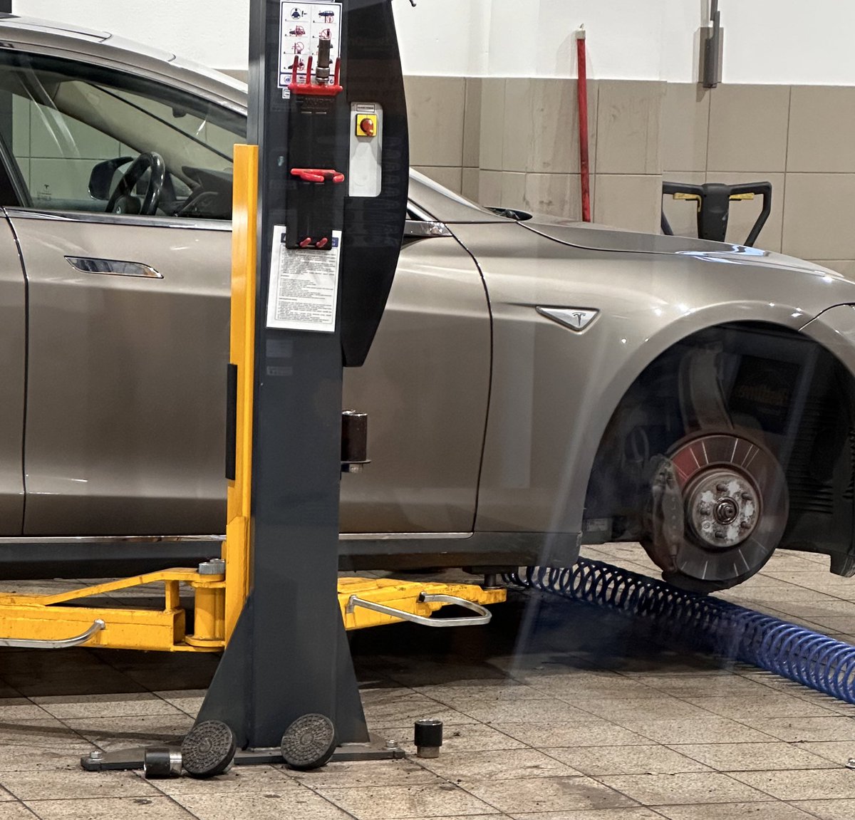 Dnes s pneuservise.

"Můžete mi zajet s trolejbusem na zdviž? Já do toho nevlezu.."

Česko a pak se divme Turkovi v EP.