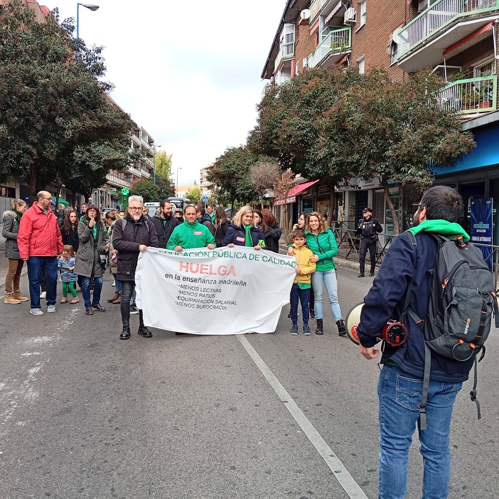 🟢 Manifestación en #Leganés en la jornada de #Huelga de la educación pública de Madrid.

📣 Las maestras y maestros reivindican:

⬇️ Menos ratios
⬇️ Menos horas lectivas 
⬇️ Menos burocracia 
🟰 Equiparación salarial