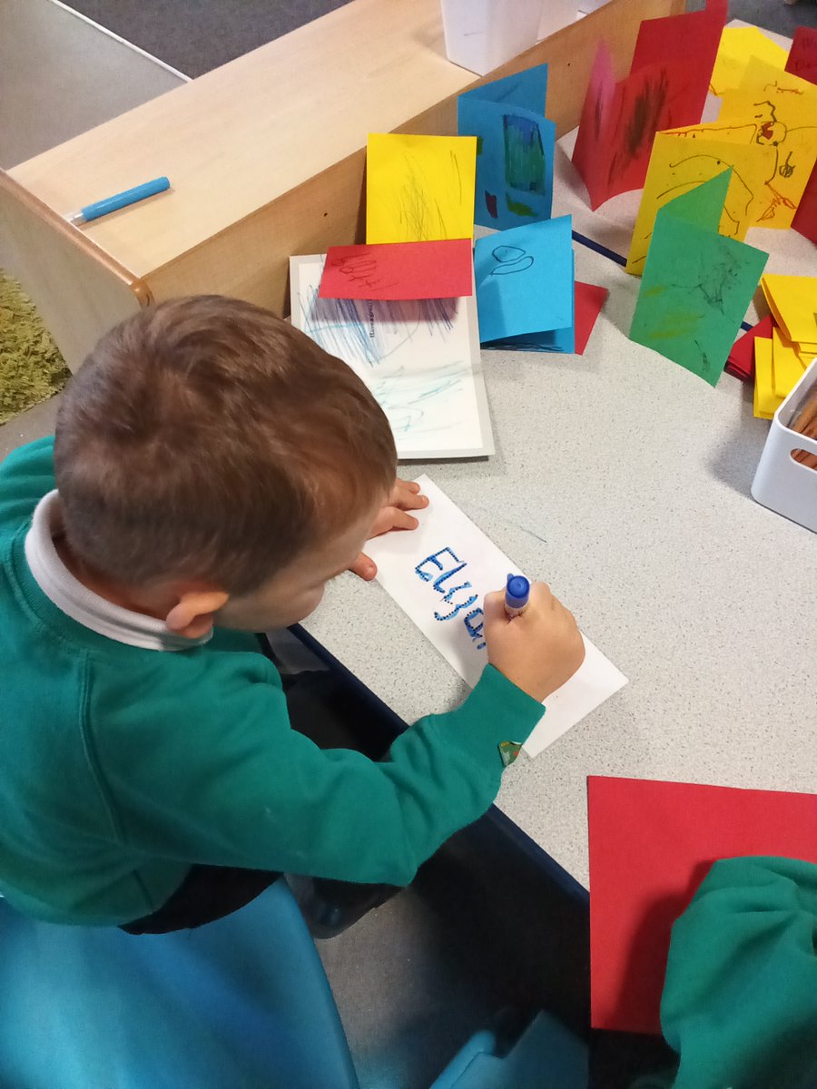 gcpfs1's tweet image. Great Literacy in Nursery today, sharing a book in the home corner and practicing writing their names Well done @PrimaryGreat #gcpliteracy #gcpreading