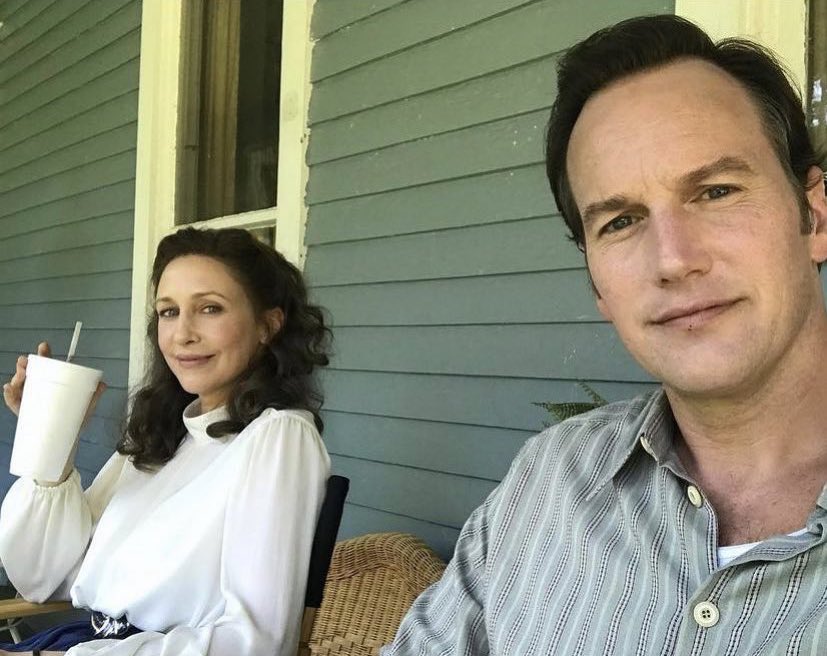 UM TIRO DOERIA MENOS! 💔🤧
Após o fim das gravações de INVOCAÇÃO DO MAL 4, Vera Farmiga se despediu de Patrick Wilson em um post emocionante no Instagram:

“Cerca de 5000 dias atrás, esse cara e eu assinamos um contrato com a WB e dissemos “sim” para encarnar Ed e Lorraine
