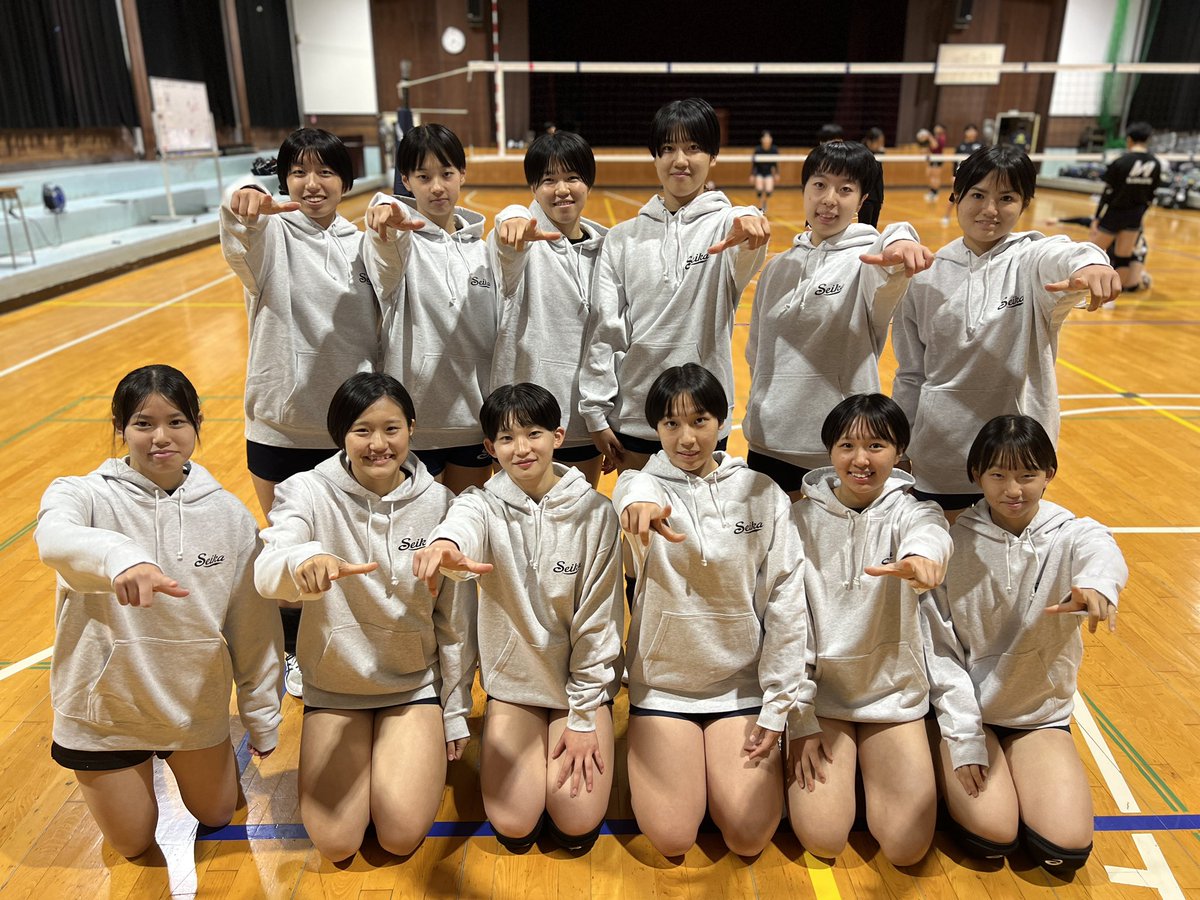seikavolleyba11's tweet photo. 今治精華高校のロゴが入ったエルサルーテのパーカーが届きました✨

1年生はグレーで統一です！

日曜日の春高予選決勝に向け、モチベーションは最高潮🔥

もう一度あの舞台へ！

#バレーするならエルサルーテ
#ELSALUTE
#春高
#volleyball
#高校 https://t.co/42OQk2KZfp