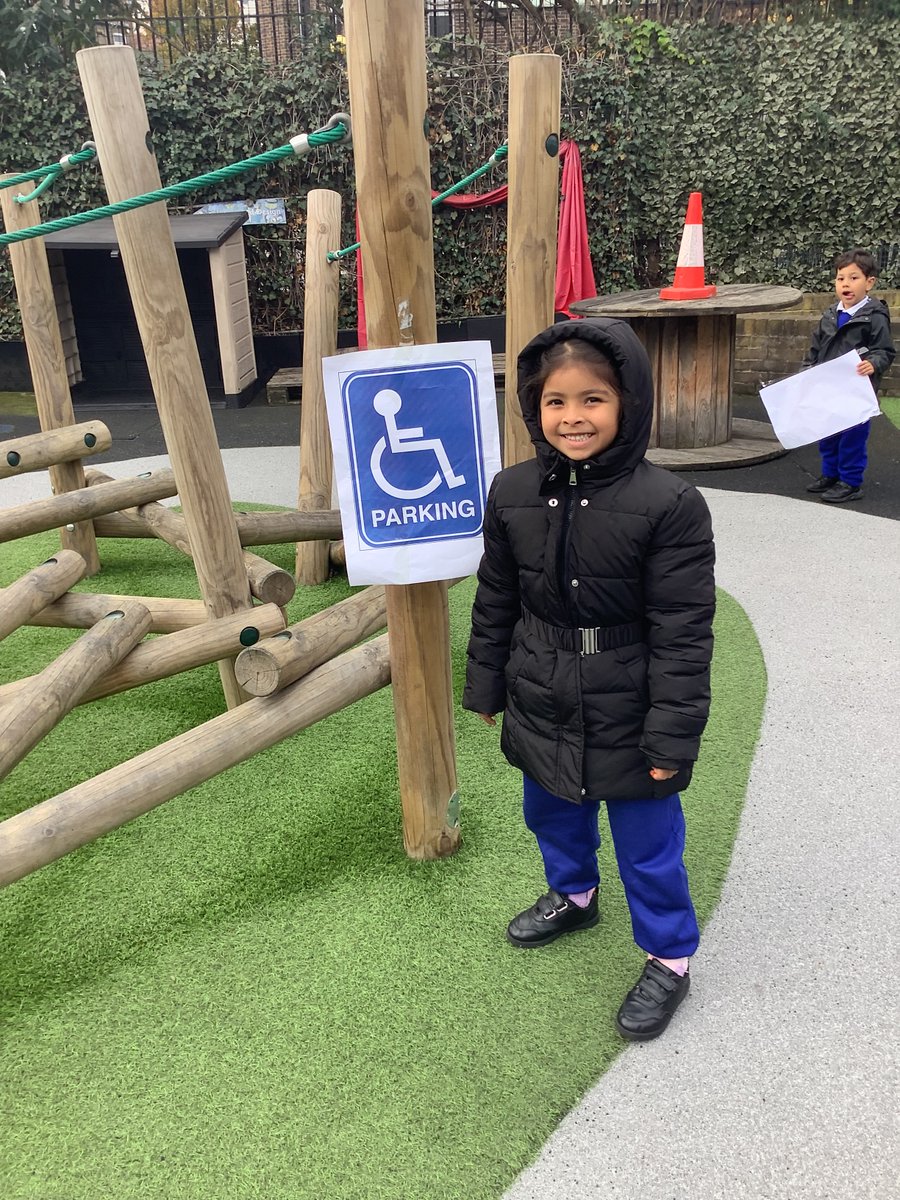 Reception went on a shape hunt to find 2D and 3D shapes in an everyday environment. We discovered lots of different shapes and were able to talk about their properties! 🟦🔵▶️