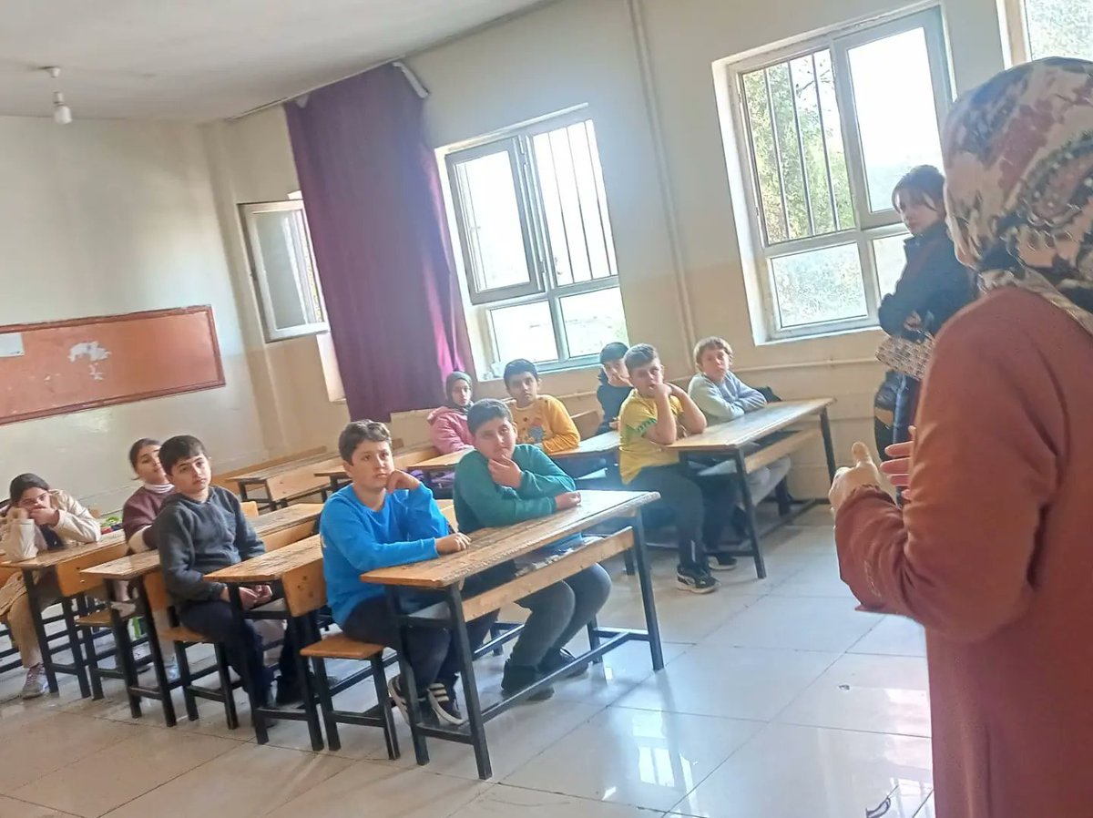 TugvaSanliurfa's tweet photo. 📍Bugün günlerden Eyyübiye
Şanlıurfa ortaokul koordinatörlüğü olarak
 Kitap kurtları için sahada çalışmalar devam ediyor.
Gençlerin kitap heyecanı görülmeye değer.

#Kitapkurtlarıyarışıyor https://t.co/0P4DyW74dI