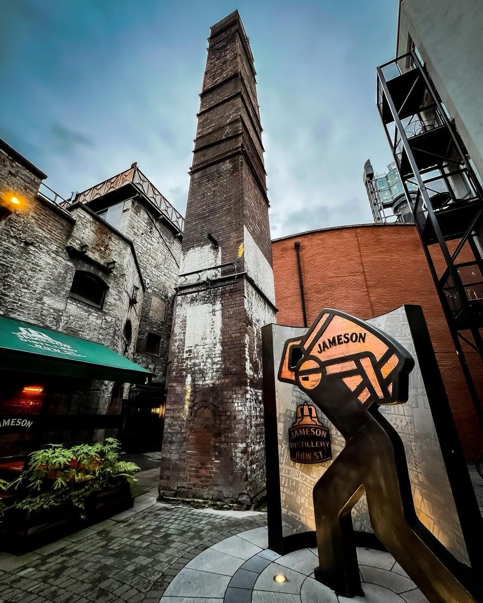 Free on Fridays? Get ready to mark your calendars! 🗓️
 
<a href="/JamesonIreland/">Jameson Ireland</a> are hosting live DJ sets ’n’ festive drinks every Friday until December 13th, from 6 - 9pm 🎶 🥃 🎄
 
All you need to know: bit.ly/4fWDbYt 

📸  jpdiniz [IG]
 
#WinterInDublin