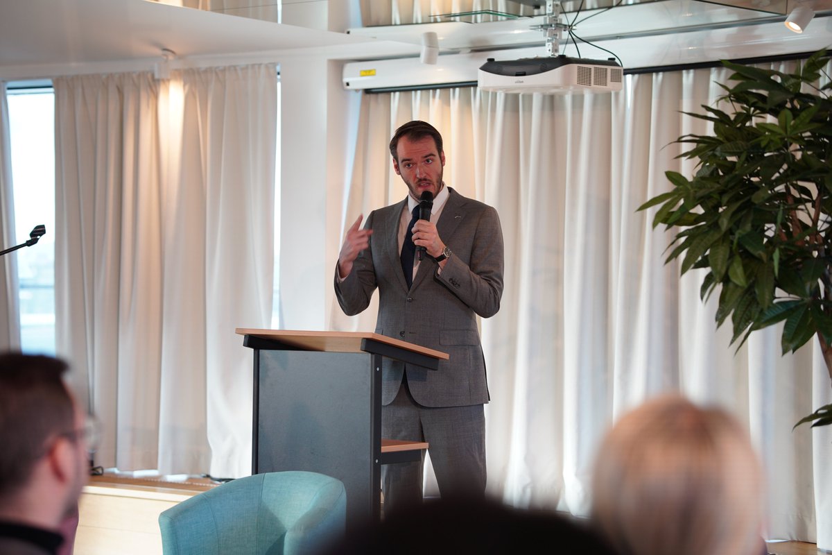 Gijs Vilems, WindEurope pētnieks:
Viena vēja turbīna vietējai kopienai var sniegt ieguvumu līdz pat 16 miljoniem eiro.
Ir ļoti svarīgi, lai vēja enerģijas projektu attīstītāji izprastu vietējo iedzivotāju vajadzības un sniegtu tiešām jēgpilnu ieguldījumu vietējo kopienu attīstībā