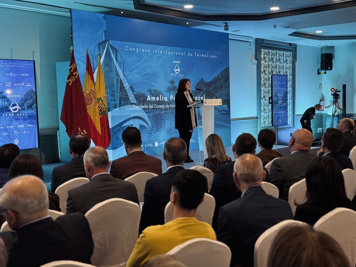 AytoArchena's tweet photo. 👉 Subraya el turismo de salud como una “excelente oportunidad” y recuerda que en 2️⃣0️⃣2️⃣3️⃣ más de 250.000 turistas visitaron nuestra ciudad, atraídos por el encanto único del balneario y todo lo que Archena tiene para ofrecer.

✅ Rinde homenaje a las personas e instituciones que fueron los primeros impulsores del termalismo en España. Se refirió al modelo gallego de gestión, “ha sido para nosotros una inspiración y un espejo en el que mirarnos”. 

✅ Agradece su asistencia a Rogelio Martínez, director de @Termatalia y su participación en el congreso al presidente de la diputación de Orense y presidente de la Junta Directiva de Villas Termales de la @villas_termales , Luis Menor.

🗣️ @Patriciaflopez : “El termalismo no es solo una mirada al pasado; es un compromiso con el presente y una apuesta por el futuro; creo incondicionalmente en el termalismo, a día de hoy me ilusiono trabajando por él y el día de mañana lo seguiré haciendo como una archenera más; es nuestra seña de identidad”.