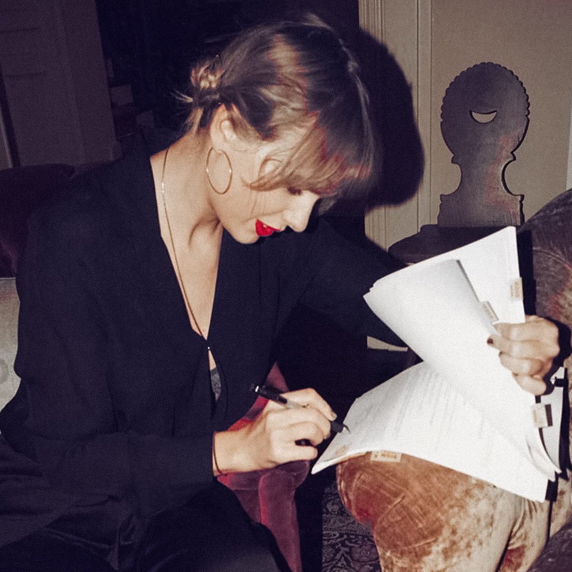 swifferupdates's tweet photo. 💬| CEO of Universal Music Publishing Group Jody Gerson on what she has learned from @taylorswift13

 “I always say that Taylor Swift has taught me more about my own power than anyone else,” she says. I grew up making myself small to make men feel bigger. Taylor Swift is unapologetic in her ambition. She stands strong. This generation is learning a lot from her.”