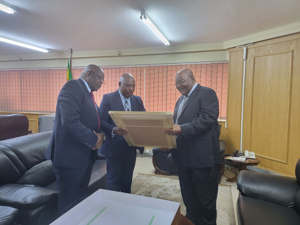 Last week, I had the pleasure of receiving this gift of framed ZiG notes and coins from the <a href="/ReserveBankZIM/">Reserve Bank of Zimbabwe</a> Governor, @Drjohnmushayavanhu who paid a courtesy call on me at my office at my office at <a href="/ZANUPF_Official/">ZANU PF</a> Headquarters.