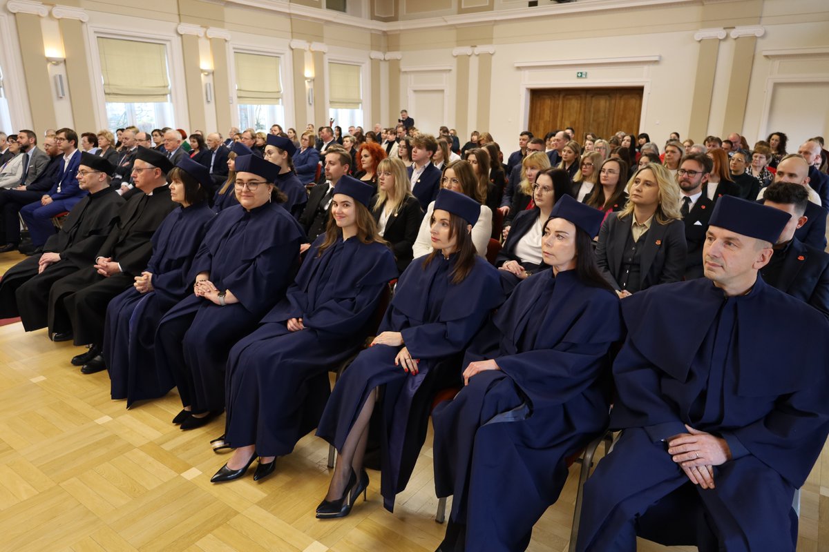 ujk_kielce's tweet photo. 🎓 Dziś w Auli Magna #UJK odbyła się uroczysta inauguracja roku akademickiego 2024/2025 w Szkole Doktorskiej oraz wręczono dyplomy habilitacyjne  i doktorskie ➡️ https://t.co/awtsn8NZMG

#kielce #studia #nauka #doktor #phd #doktorat https://t.co/td1eImlHB5