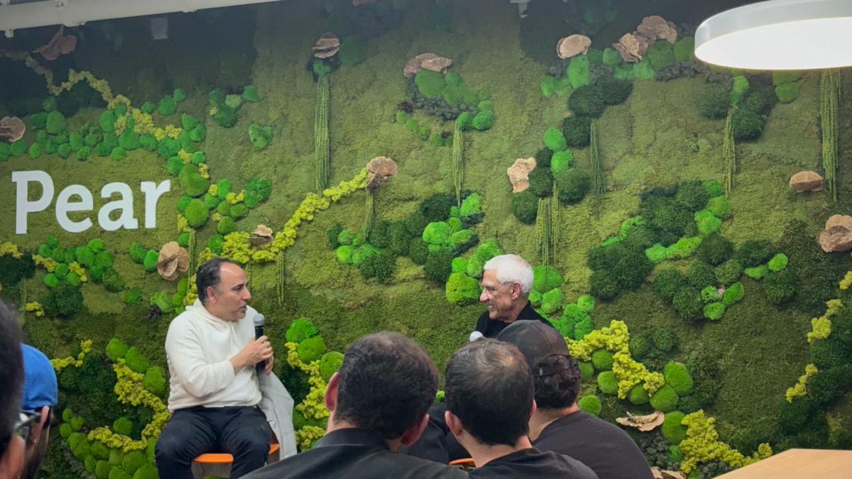 It was inspiring to hear the visionary <a href="/vkhosla/">Vinod Khosla</a> share his unique insights at 🍐<a href="/pearvc/">Pear VC</a>'s Menlo Park office. His words left a lasting impact on everyone in the room.
Thanks to <a href="/pejmannozad/">Pejman Nozad</a>, <a href="/MarHershenson/">Mar Hershenson</a>, <a href="/arasha/">Arash Afrakhteh</a>, and the <a href="/pearvc/">Pear VC</a> team for hosting such an incredible event! 🙌