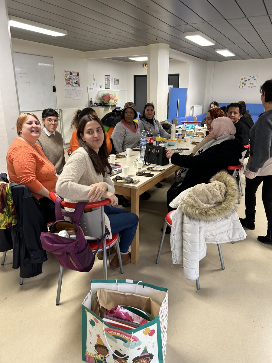 On fête tous ensemble l’anniversaire d’une participante des cours de Français. Le centre social est un lieu de rencontre dans lequel des liens se créent #Boisblancs #Lille #centresocial #maisondequartier