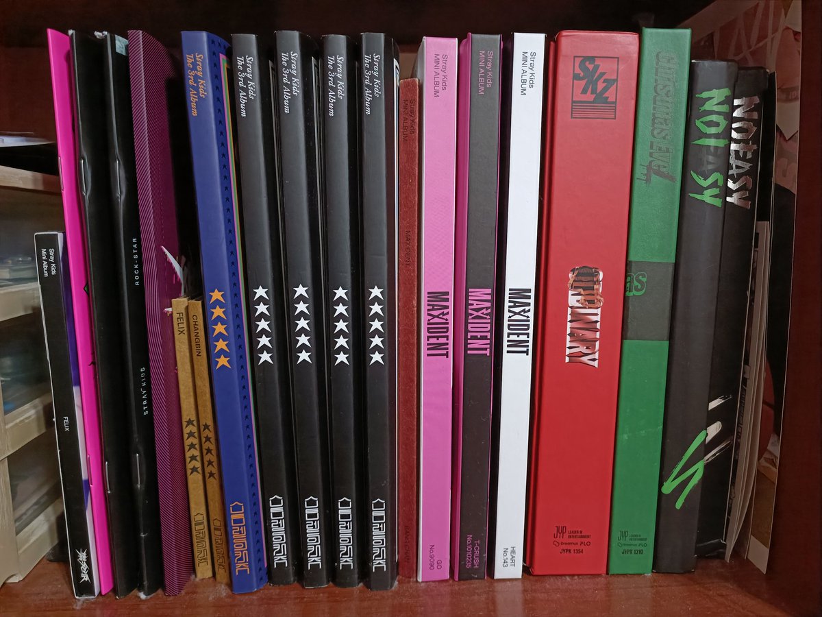 caramelpott's tweet photo. WTS Stray kids photocards album felix nacific set
*Felix oddinary ld must tie others (at least 4 each) 
 (no lowball)
*High demand pobs need to tie
*Prio tie more
*Felix oddinary ld might have defects as it is made out of pvc material
*DM for album price
#pasarskz #pasarstraykids https://t.co/jaCpIMZOby