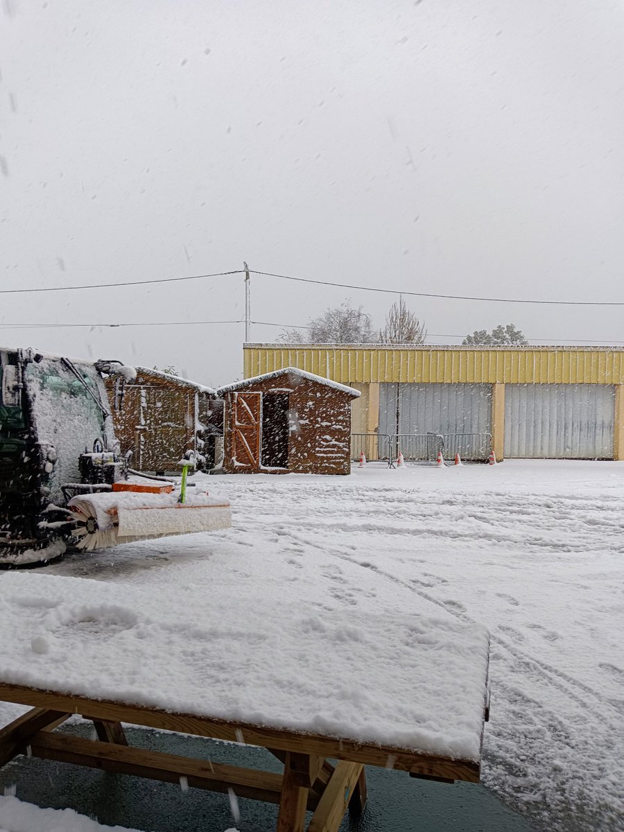 PepexPepe's tweet photo. Neige sur la glacerie 😉 https://t.co/j5jcZlcgU3