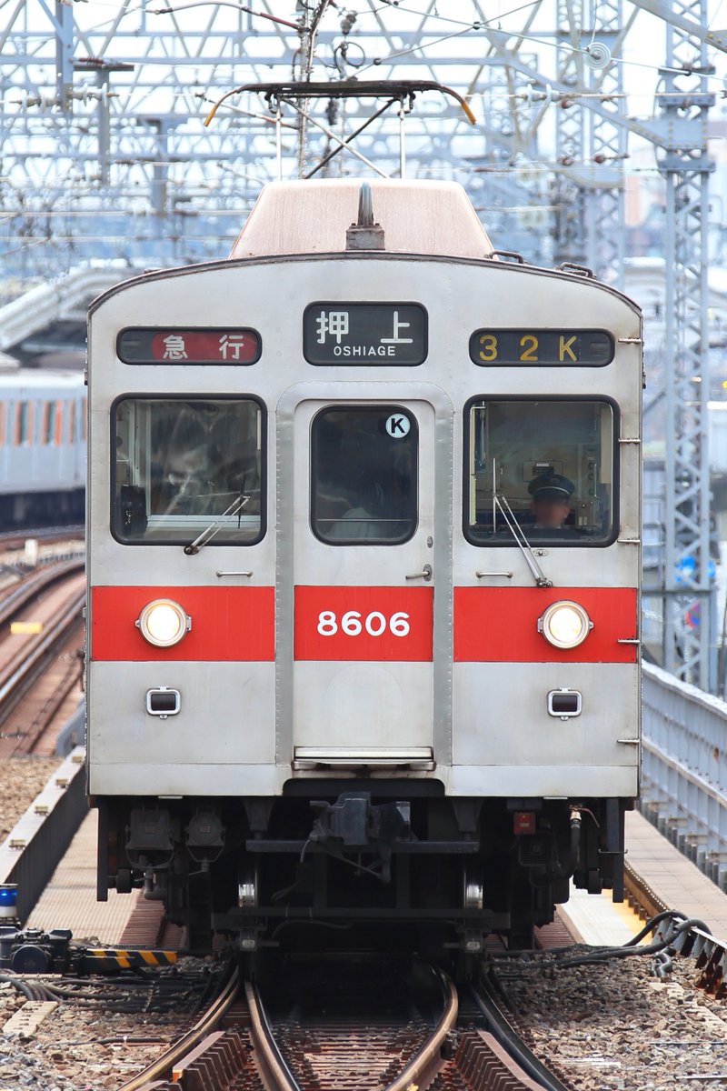 8500作図トレース用
とでもいうべき真正面度！

このシンプルな顔立ちを3DCADで表現するのに大変苦労したため、この写真には助けられました。
各パーツの配置バランスが少しでも狂うと途端に違和感につながるのです。
特に、屋根R、貫通扉窓R、Hゴムの太さ、パーツの凹凸具合が要注意ポイント🔍