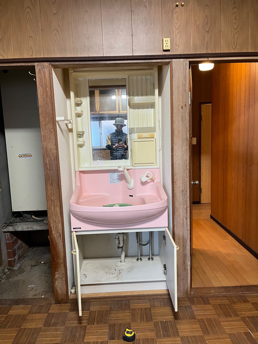 maru_architect's tweet photo. Before → After
造作洗面台

鏡・・・ 2000円 (ニトリ)
タイル柄壁紙・・・1000円(サンゲツ)
洗面ボウル・・・4000円(ヤフオク)
混合水栓・・・3000円(Amazon)
ペンダントライト・・・2000円(Amazon)

合計:12000円

#DIYアワード2024 https://t.co/gmMS5eZWGQ