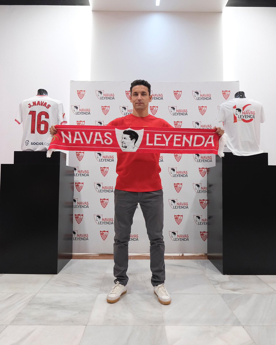SevillaFC's tweet photo. No es una bufanda cualquiera. Es LA BUFANDA. La de la leyenda Navas. 

🥰🧣 https://t.co/VwDhsGs1YN
