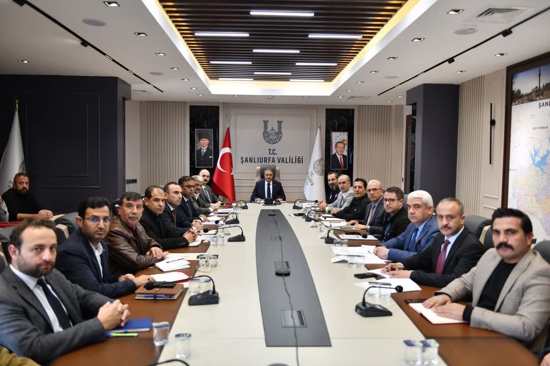 Şanlıurfa Valisi Sayın Hasan Şıldak  başkanlığında, ŞUSKİ Genel Müdürümüz Emin İZOL’un katılımı ile kırsal mahallelerde inşaası devam eden deprem konutlarınının yapım süreçleri ve alt yapı çalışmalarının son durumu hakkındaki toplantı gerçekleştirildi.