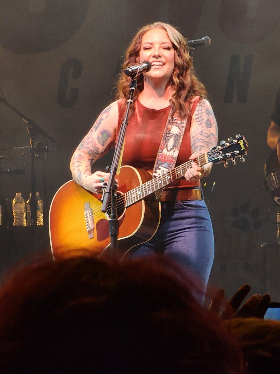C1Neil's tweet photo. @WhiskeyRiff She puts on a good show https://t.co/kjKzmYDJCv
