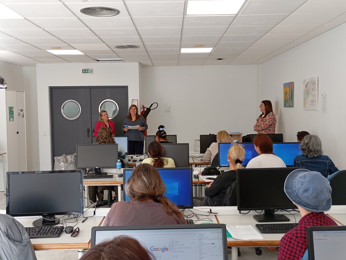 creama_org's tweet image. 📣 ¡Finaliza el último curso de #𝐂𝐀𝐏𝐀𝐂𝐈𝐓𝐀𝐂𝐈𝐎́𝐍𝐃𝐈𝐆𝐈𝐓𝐀𝐋 en Calp! 
La concejal de #CreamaCalpe, Francisca Solivelles Sendra, fue personalmente para felicitar a los alumnos y hacer entrega de los diplomas acreditativos.
#CapacitaciónDigital #NuevasTecnologías