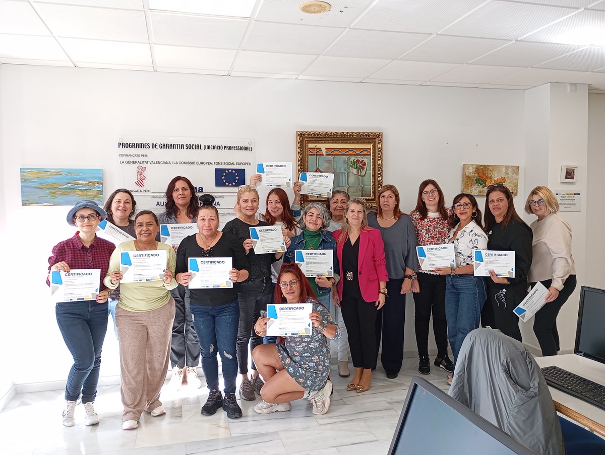 creama_org's tweet image. 📣 ¡Finaliza el último curso de #𝐂𝐀𝐏𝐀𝐂𝐈𝐓𝐀𝐂𝐈𝐎́𝐍𝐃𝐈𝐆𝐈𝐓𝐀𝐋 en Calp! 
La concejal de #CreamaCalpe, Francisca Solivelles Sendra, fue personalmente para felicitar a los alumnos y hacer entrega de los diplomas acreditativos.
#CapacitaciónDigital #NuevasTecnologías